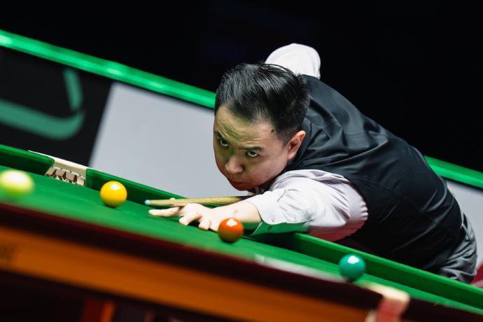 九游会平台-轰1杆破百4杆50+！肖国栋5-2赢下德比战，晋级世界大奖赛四强