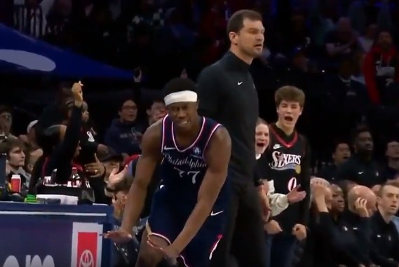 九游会集团-大心脏！埃奇库姆读秒后仰中投压哨命中 几乎杀死比赛！